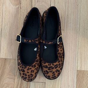 Universal thread leopard flats